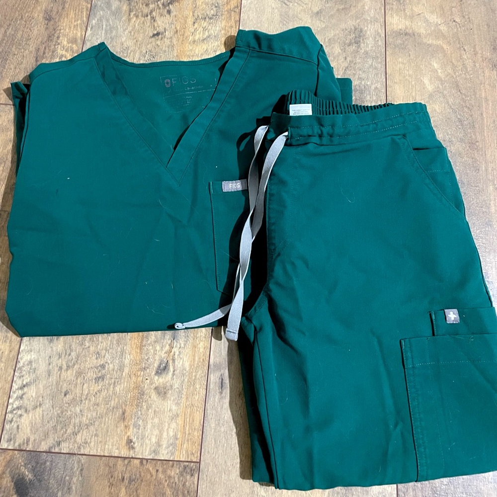 Figs Scrubs Size small Catarina and size small yola in hunter green